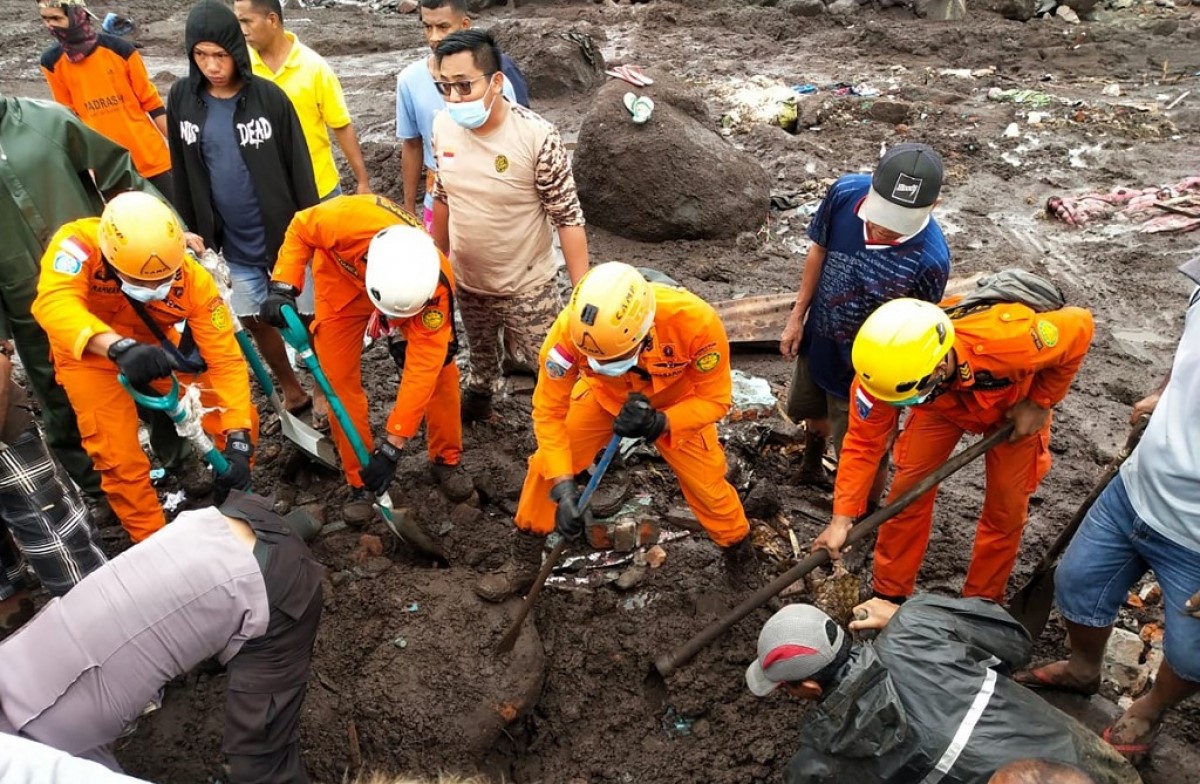 Nỗ lực tìm kiếm nạn nhân bị chôn vùi ở Indonesia (Nguồn: AFP)