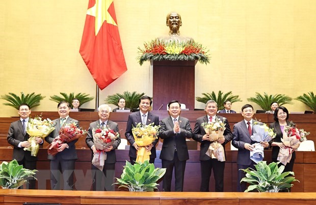 Chủ tịch Quốc hội Vương Đình Huệ tặng hoa Phó Chủ tịch nước Đặng Thị Ngọc Thịnh và một số ủy viên Ủy ban Thường vụ Quốc hội vừa được miễn nhiệm. (Ảnh: Trọng Đức/TTXVN)