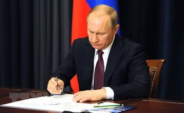 Tổng thống Nga Vladimir Putin ký một văn kiện tại Moskva. (Ảnh: IRNA/TTXVN)