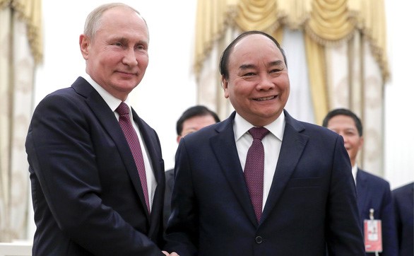 Ông Nguyễn Xuân Phúc (phải) và Tổng thống Nga Vladimir Putin - Ảnh: TASS