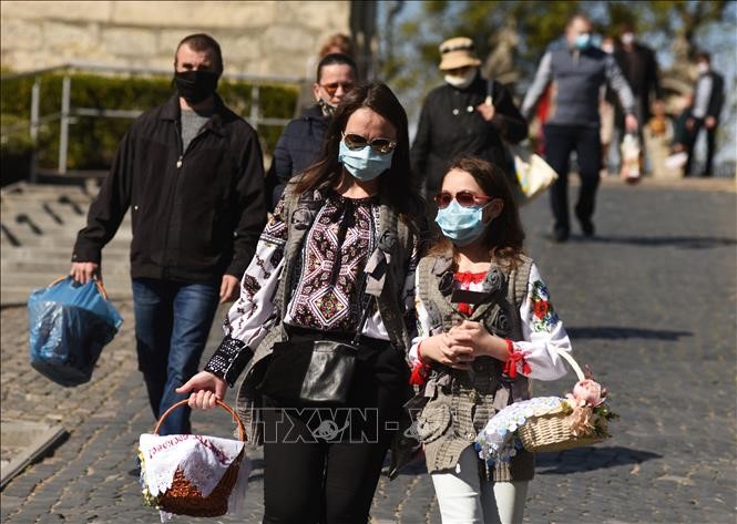 Người dân đeo khẩu trang phòng dịch COVID-19 tại Lviv, Ukraine. Ảnh: AFP/TTXVN