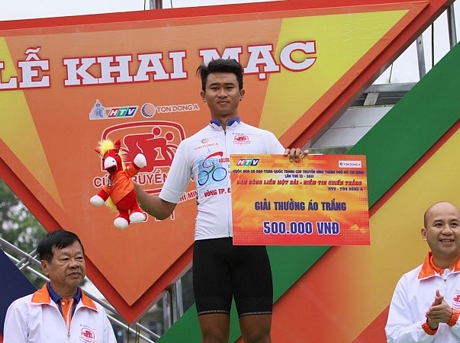 Tay đua Thái Ngọc Hải- đội tuyển 620 Châu Thới- Vĩnh Long nhận danh hiệu áo trắng chặng 1.
