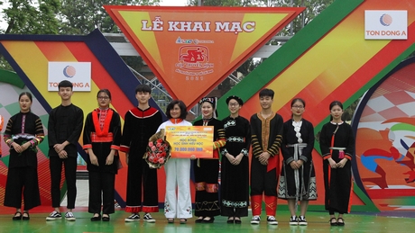 Ban tổ chức trao học bổng cho Trường Phổ thông Dân tộc Nội trú tỉnh Cao Bằng.