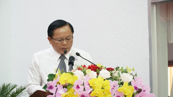 Giám đốc Sở Nội vụ Trần Văn Hên thông qua tờ trình phê duyệt tổng số người làm việc, chỉ tiêu hợp đồng lao động trong các đơn vị sự nghiệp công lập và biên chế hội năm 2021.
