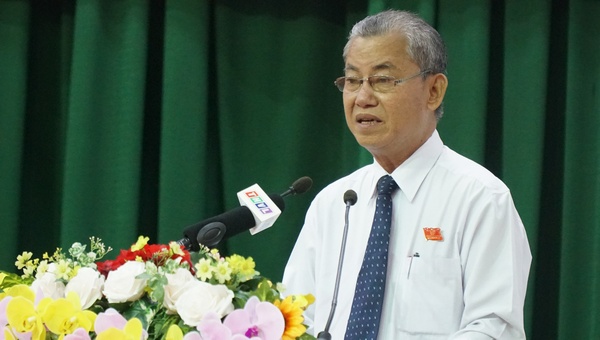 Trưởng Ban Kinh tế- Ngân sách Nguyễn Thành Nghiệp trình bày báo cáo thẩm tra của ban.