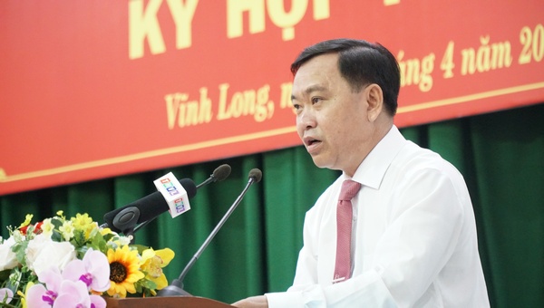 Giám đốc Sở Tài chính Vĩnh Long Phạm Minh Thiện thông qua tờ trình về mức chi phục vụ bầu cử ĐBQH và đại biểu HĐND các cấp trên địa bàn tỉnh.