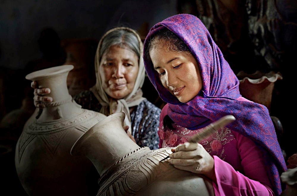 Sản xuất sản phẩm gốm truyền thống của đồng bào Chăm ở tỉnh Ninh Thuận_Ảnh: Tư liệu