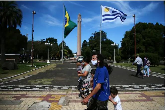 Người dân đi bộ trên Quảng trường Quốc tế ở giữa biên giới Santana do Livramento của Brazil và Rivera của Uruguay. Ảnh: Reuters