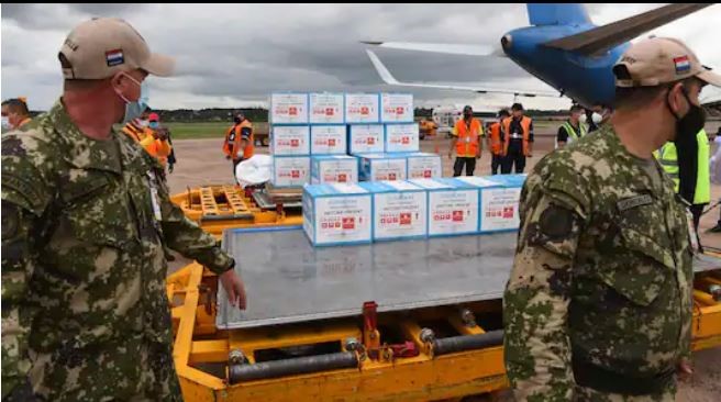 Xe vận chuyển chở 100.000 liều vaccine vừa được gửi đến Luque, Paraguay. Ảnh: AFP