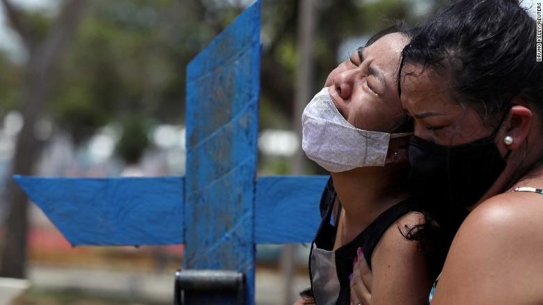 Một người phụ nữ dự đám tang người thân qua đời vì COVID-19 tại Manaus, Brazil. Ảnh: AFP