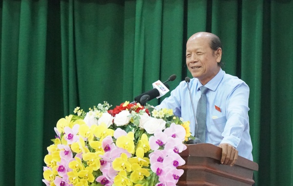-	Ông Trương Văn Sáu- nguyên Chủ tịch HĐND tỉnh chia sẻ kinh nghiệm làm thế nào nâng cao chất lượng hoạt động của HĐND và hoạt động tiếp xúc cử tri.