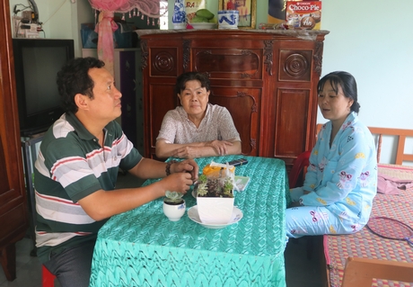 Bí thư kiêm Trưởng ấp An Thới Nguyễn Xuân Phong (trái) luôn quan tâm chăm lo đời sống bà con khó khăn trên địa bàn.