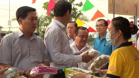 Lãnh đạo sở, ban ngành tỉnh cùng công nhân khu công nghiệp Hòa Phú tham quan mua sắm tại phiên hội chợ.