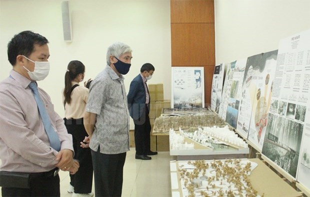 Người dân xem triển lãm các mô hình đạt giải cao cuộc thi “Không gian văn hóa công cộng” dành cho sinh viên do Hội Kiến trúc sư TPHCM và Đại học Kiến trúc TPHCM tổ chức. (Nguồn: hcmcpv.org.vn)