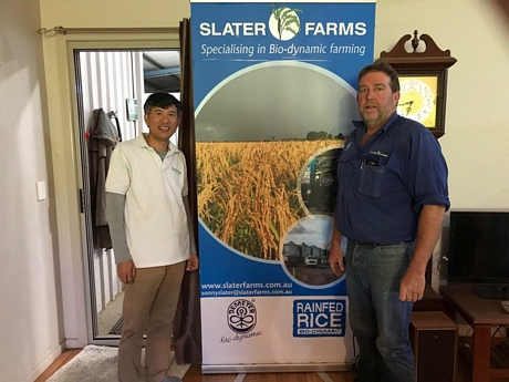TS. Nguyễn Văn Kiền (trái) và ông Brett Slater (phải)- nông dân đã chuyển đổi sang trồng hữu cơ từ năm 1998, đến năm 2004 nâng từ chuẩn hữu cơ lên thành nông nghiệp sinh học năng động (biodynamic).