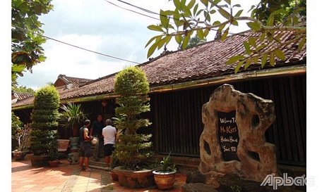 Ngôi nhà cổ ông Trần Tuấn Kiệt (ở ấp Phú Hòa, xã Đông Hòa Hiệp) của dòng họ Trần tại huyện Cái Bè nổi tiếng độc đáo vì toàn bằng gỗ, xây dựng vào khoảng năm 1838 và được mệnh danh là “cửu đại mỹ gia” (chín ngôi nhà đẹp) của Việt Nam.