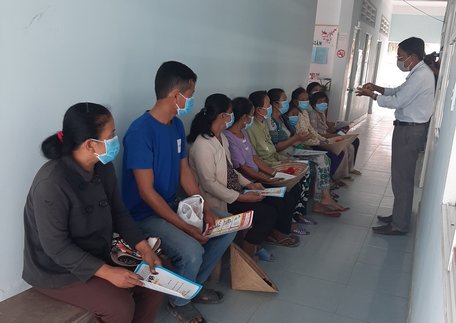 Trạm Y tế xã Loan Mỹ (Tam Bình) tuyên truyền phòng bệnh COVID-19 cho bà con Khmer.