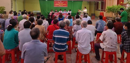 Hội nghị lấy ý kiến cử tri nơi cư trú đối với người được giới thiệu ứng cử HĐND thành phố và HĐND phường tại khóm 2, phương 5 (TP Vĩnh Long)