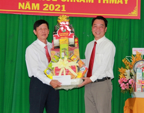 Lãnh đạo UBND tỉnh tặng quà và chúc Tết cổ truyền Chôl Chnăm Thmây.