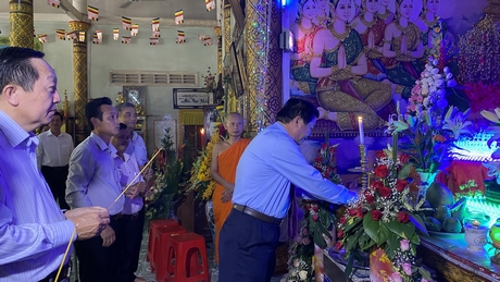 Lãnh đạo tỉnh Vĩnh Long thăm, chúc Tết Chôl Chnăm Thmây tại chùa Hạnh Phúc Tăng.