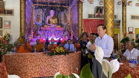 Lãnh đạo tỉnh trao quà cho hộ Khmer có hoàn cảnh khó khăn.