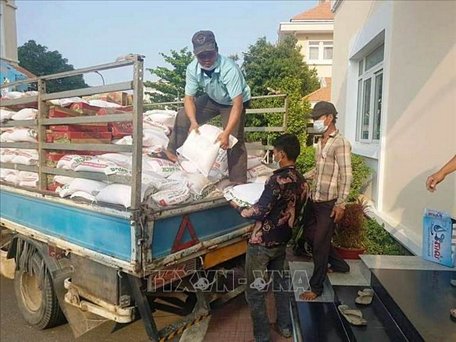 Vận chuyển gạo và hàng thiết yếu cho Đại diện Chi nhánh Hội Khmer-Việt Nam tỉnh Kampong Chhnang