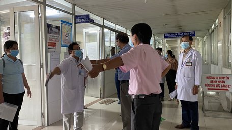 Đoàn công tác Sở Y tế giám sát trước tiêm vắc xin phòng COVID-19 tại Trung tâm Y tế TP Vĩnh Long (sáng 14/4).