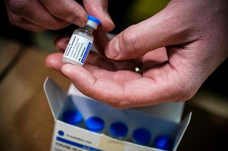 Mỹ ghi nhận 6 ca đông máu sau khi tiêm vắc xin ngừa COVID-19 của Hãng Johnson & Johnson - Ảnh: AFP