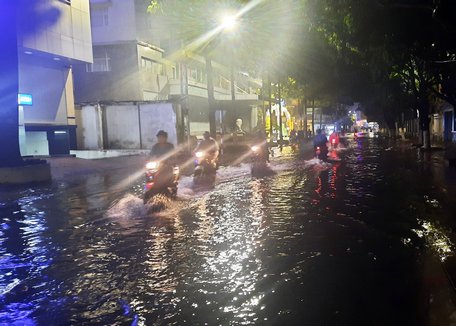 Chiều tối qua 14/4/2021, mưa lớn đã xảy ra hơn 1 giờ đồng hồ tại khu vực TP Vĩnh Long khiến nhiều tuyến đường nội ô bị ngập.