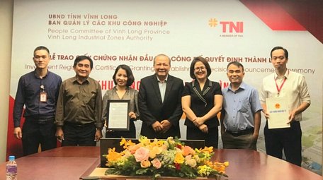 Ban Quản lý các KCN Vĩnh Long trao chứng nhận đăng ký đầu tư cho Công ty CP Đầu tư TNI Vĩnh Long.