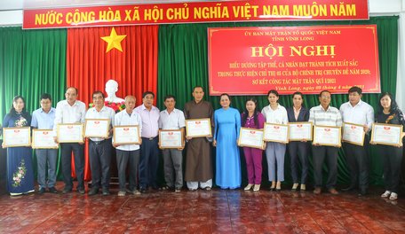 Các cá nhân điển hình trong học tập và làm theo Bác năm 2020 nhận bằng khen của UBMTTQ Việt Nam tỉnh.