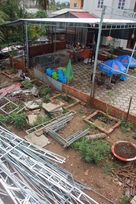 Giông lốc cũng gây hư hại môt số công trình nhà ở, mái che của người dân ở TP Vĩnh Long.