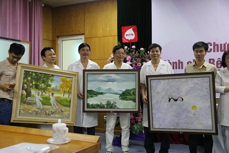  35 bức tranh đã được trao tặng cho Bệnh viện Châm cứu Trung ương trong sáng nay. 