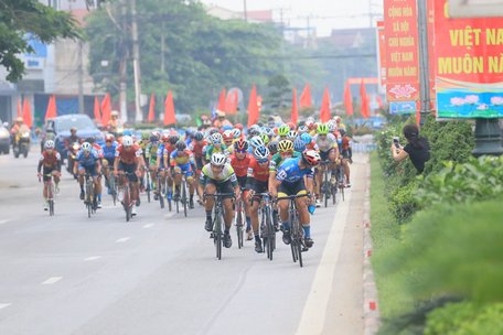 Hình ảnh các VĐV tham gia chặng 9 giải đua xe đạp HTV- Tôn Đông Á 2021.