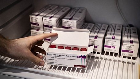  Vaccine AstraZeneca được lưu trữ tại trung tâm vaccine ở Copenhagen, Đan Mạch vào ngày 11/2/2021. Ảnh: AFP