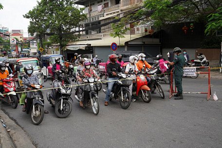 Cảnh sát Campuchia kiểm tra giấy tờ của người dân trong ngày 15/4 tại một chốt kiểm soát ở thủ đô Phnom Penh khi thành phố này đang trong giai đoạn phong tỏa 14 ngày để chống dịch COVID-19 - Ảnh: REUTERS