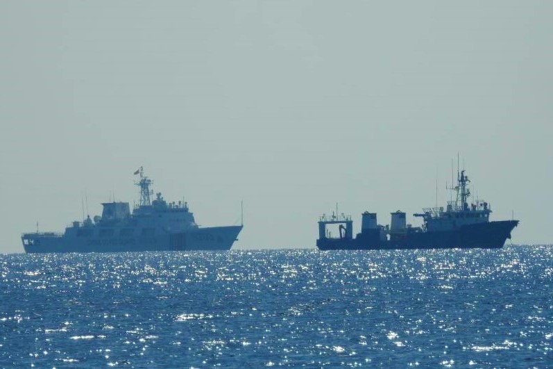 Tàu hải cảnh Trung Quốc xuất hiện gần một con tàu chưa rõ danh tính ở đá Ba Đầu - Ảnh: REUTERS