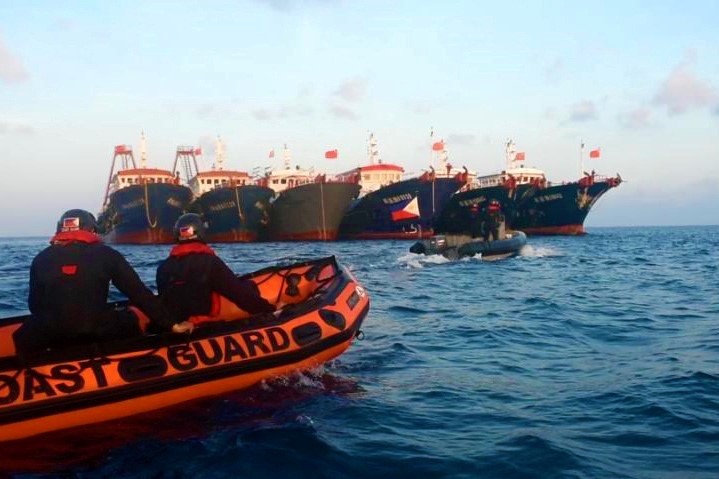 Xuồng cao su của tuần duyên Philippines áp sát các tàu Trung Quốc tại đá Ba Đầu - Ảnh: REUTERS