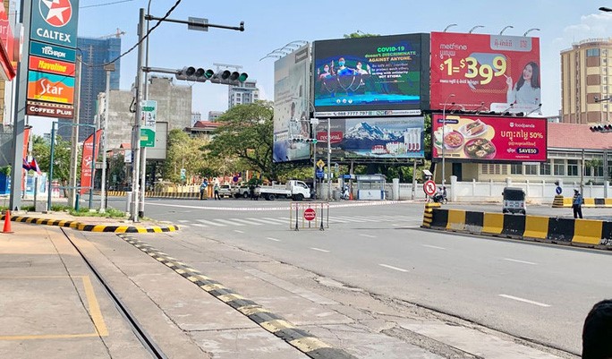 Đường phố thủ đô vắng vẻ trong ngày phong tỏa. Ảnh: Khmer Times