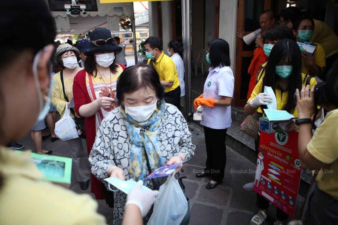 Giới chức trách phát khẩu trang cho du khách tại thủ đô Bangkok - Thái Lan Ảnh: Bangkok Post