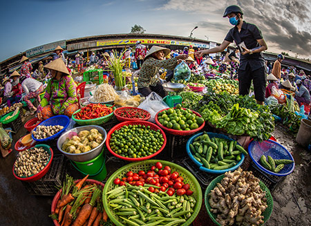 Người lao động, những bà nội trợ thường chọn khu chợ này để mua sắm, vì chợ này hàng hóa rất tươi, xanh, sạch và là nguyên liệu lành cho bữa cơm ngon.