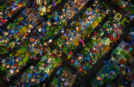 Với diện tích khoảng 700m2, chợ nằm ngay trung tâm thành phố Vị Thanh, tỉnh Hậu Giang. Những ngày lễ, tết hàng hóa rất đa dạng và phong phú, chủ yếu là các mặt hàng rau, củ, quả và thủy sản...