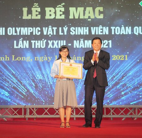  Ông Bùi Văn Nghiêm- Ủy viên BCH Trung ương Đảng, Phó Bí thư Thường trực Tỉnh ủy trao giải đặc biệt đội thi Trường ĐH Sư phạm TP Hồ Chí Minh.