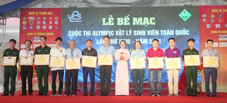 BTC trao giải cho các đoàn tham gia cuộc thi. Đội thi trường ĐH Sư phạm TP Hồ Chí Minh xếp vị trí dẫn đầu toàn đoàn với tổng điểm 47,25.