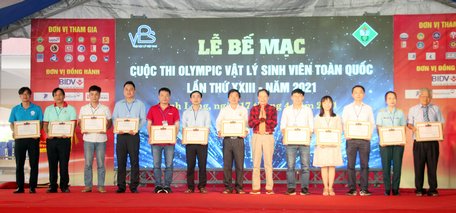 Hội Vật lý Việt Nam tặng bằng khen cho 13 giảng viên đã có trên 5 năm tham gia liên tục và đạt giải tại Cuộc thi Olympic Vật lý sinh viên qua các năm.