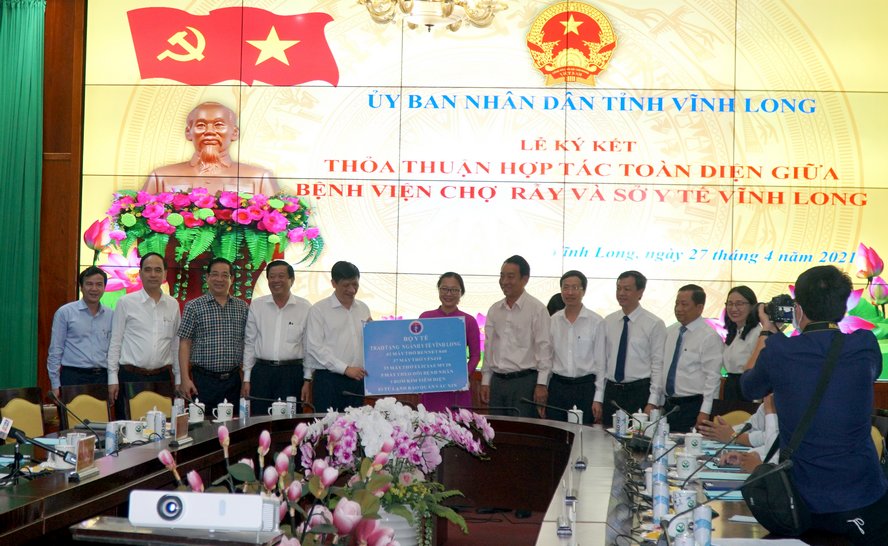 Bộ trưởng Bộ y tế Nguyễn Thanh Long trao tặng các trang thiết bị y tế cho Sở Y tế tỉnh.