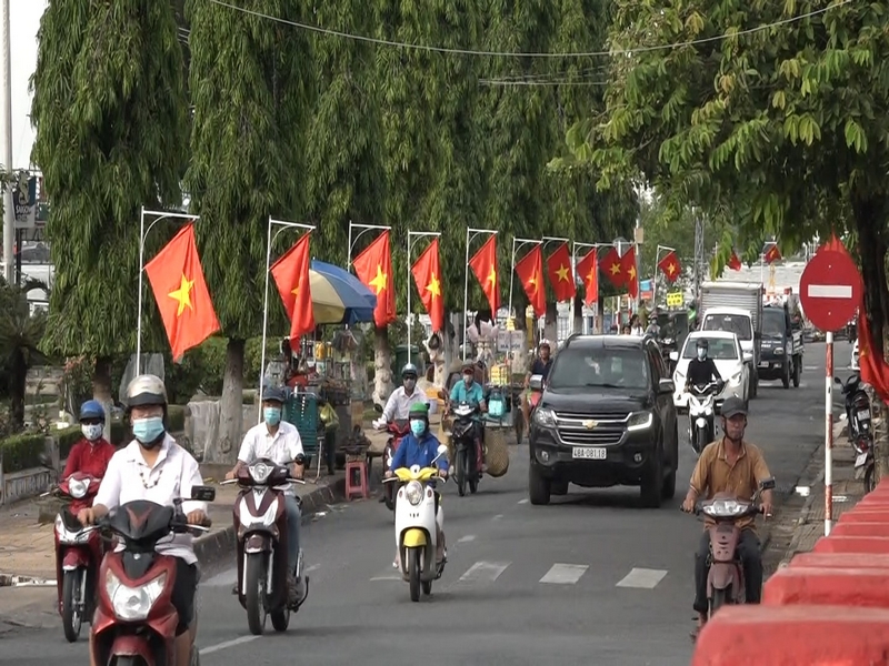  TP Vĩnh Long rực cờ hoa trên những tuyến đường chào mừng Kỷ niệm 46 năm Ngày Giải phóng miền Nam, thống nhất đất nước và Ngày Quốc tế Lao động (1/5).