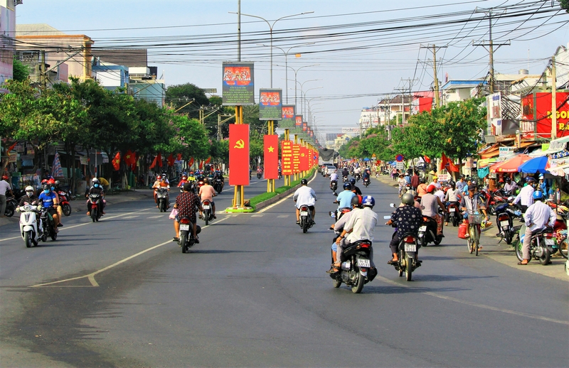  TP Vĩnh Long rực cờ hoa trên những tuyến đường chào mừng Kỷ niệm 46 năm Ngày Giải phóng miền Nam, thống nhất đất nước và Ngày Quốc tế Lao động (1/5).