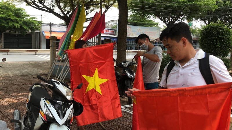 Đoàn viên các phường treo cờ nước đón các sự kiện trọng đại của đất nước và của tỉnh.