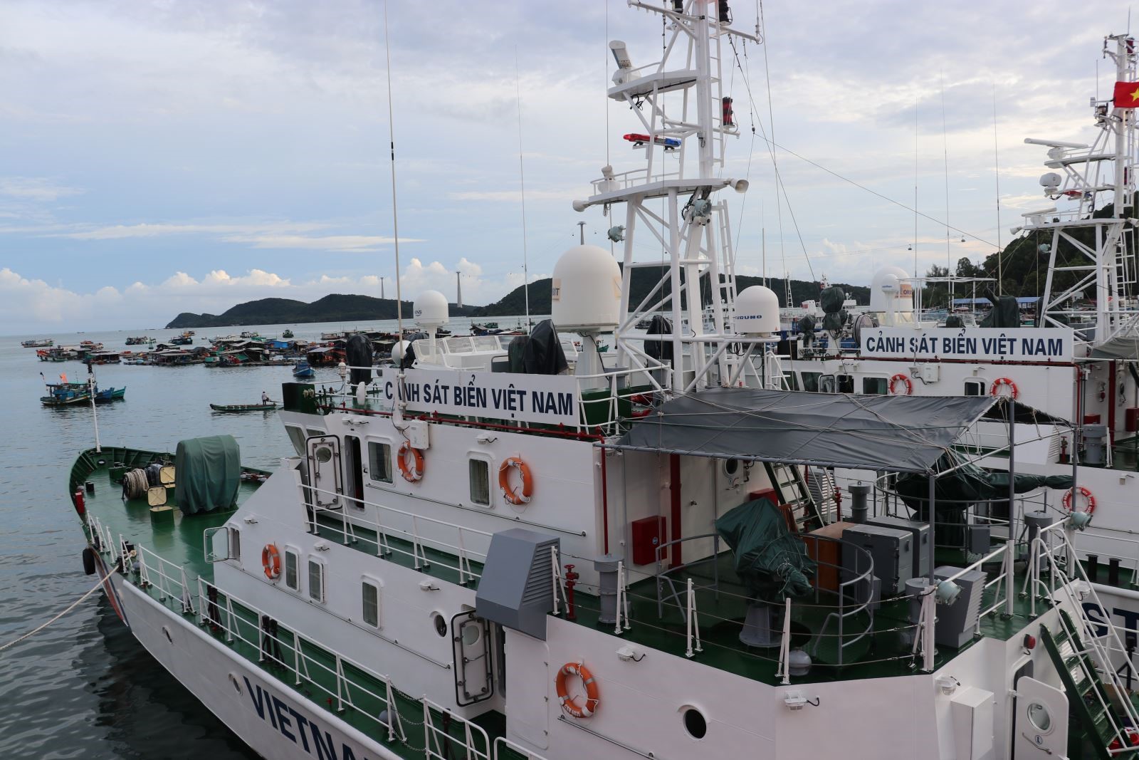 Hai tàu của Bộ Tư lệnh Vùng Cảnh sát biển 4 chuẩn bị lên đường làm nhiệm vụ.